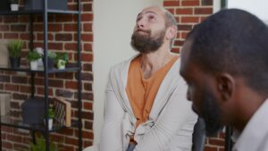 Profesjonalny interwent kryzysowy spokojnie rozmawia z zdesperowaną osobą w przyjaznym gabinecie.